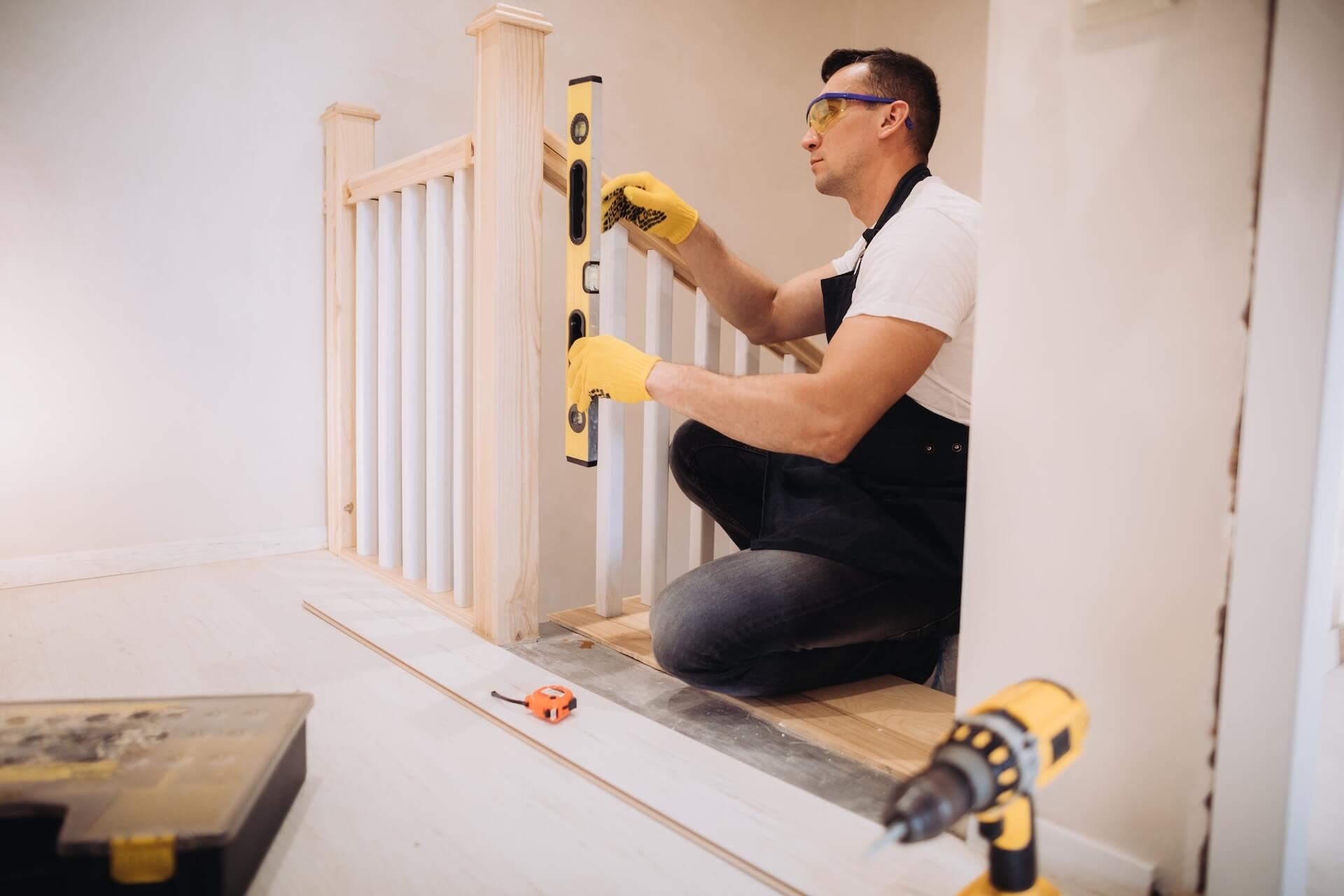 Trapprenovering Klippan ser till att räcket till trappan är perfekt justerat med precision